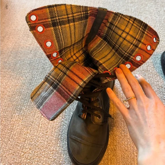 Green Dr Martens - Picture 4 of 9